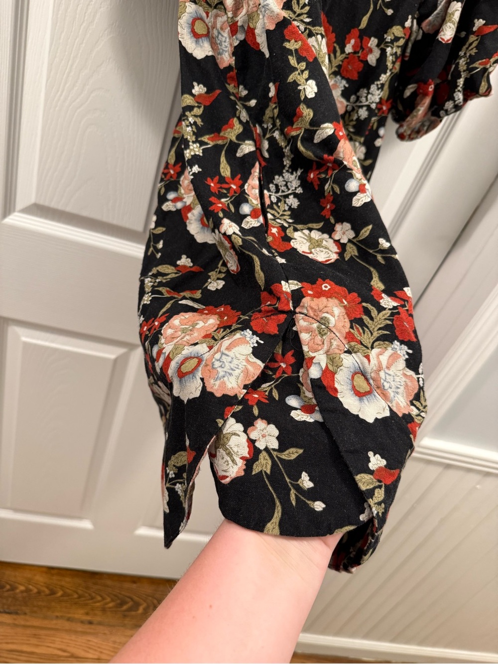 Cynthia Rowley Floral Puff-Sleeve V-Neck Dress in Black and Red size Large - Picture 4 of 9